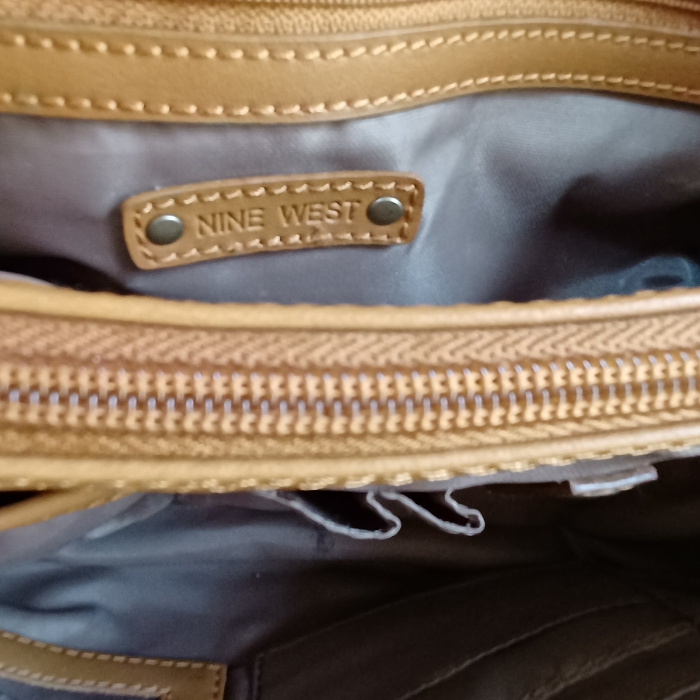 🎯 SOLD! - Nine West Vegan Leather Bag. Size 13x8" EUC! - Picture 12 of 16